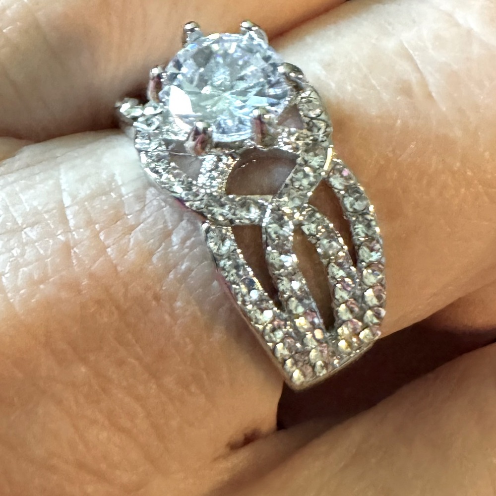 Beautiful 1.5 CT Diamond, Simulated, Engagement, Wedding Ring, Silver plated - Picture 7 of 8